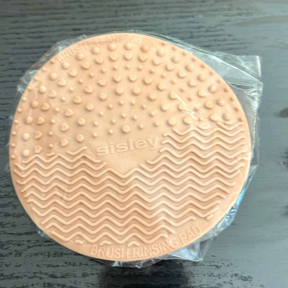 Brush rinsing pad. NWT/NIB as shown.